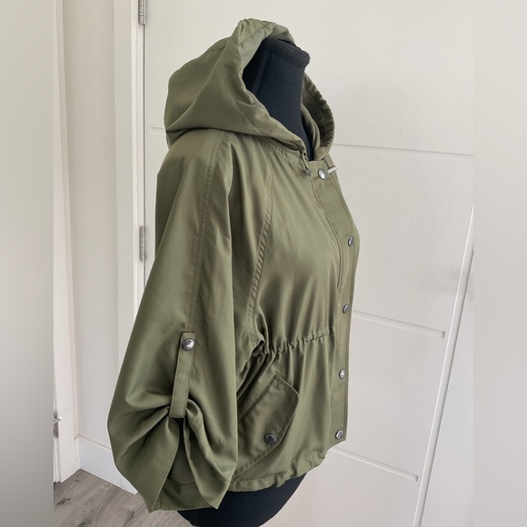 D Casual Green short hooded light jacket with adjustable Sleeves . - Picture 3 of 8
